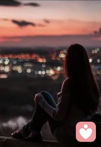 漫长人生，总要学会与一切和解，和解于世事的不完美，和解于现实的不遂人愿，和解于普通且平凡的自己。心无波澜，万事从容，温柔接纳岁月赋予的所有馈赠与历练。
In a long life, we must learn to reconcile with everything: the imperfections of the world, the disappointments of reality, and our ordinary selves. Keep your heart peaceful, face all things calmly, and gently accept all gifts and trials bestowed by time.配图