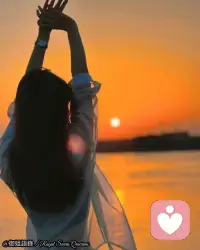 Don’t let past regrets and old troubles occupy your present beautiful days, move forward lightly and bravely embrace every new sunrise.
别让过往遗憾牵绊当下时光，轻装上阵勇敢前行，认真迎接每一个崭新温暖的清晨。配图