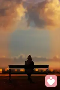 被这段话治愈了：“我们到了一定的年纪，才会发现，人生其实有很多东西是，可有可无，可去可留的，一生很短，其实没有什么大彻大悟，无非是步步错步步悟，边走边悟，能够治愈你的，从来都不是时间，而是你心里的那份执着和释怀！”
人这一生，不过是在得失中取舍，在经历中醒悟。
余华说：“人是为活着本身而活着，而不是为活着之外的任何事物所活着。” 所有醒悟，不过是经历的沉淀；所有释怀，都是与自我的博弈。