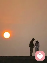 现实：相亲与婚恋市场被现实指标层层量化，房车收入成为快速筛选的标尺，真诚的情绪流动被简化成条件匹配，很多人带着防备进入关系，既渴望亲密，又恐惧交付真心后的落空。
思考：当爱意可以被参数衡量，我们还能否允许自己毫无保留地奔赴一场心动？
Dating and marriage markets are measured by practical standards like property and income. Sincere emotional connection is reduced to conditional matching. People enter relationships guarded, longing for intimacy yet fearing disappointment after opening up.
When love can be quantified by indicators, can we still allow ourselves to follow our hearts without reservation?配图