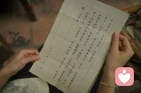 人这一辈子，究竟靠什么支撑这平凡且充满“苦难”的一生，究竟靠什么获得生而为人的圆满的一生，《给阿嬷的情书》，一个围绕情感，情谊，情义，情怀展开的真实人间记录，人生实苦，唯有真情、拼搏和教育方可普渡众生……泪目

​与妻一别，八载有余，日思夜想，归期遥遥，唯化思念作拼搏，凭勤俭来立业。今把三轮换货船，终得扬帆起航。江海有岸，团圆可盼。
—夫，木生

吾妻淑柔，展信安康，
随信寄两百元，我一切无恙，生意昌顺。行船入夜，恰江上升明月，圆如玉坠，仿若身在故乡，似与你并肩共赏。江海万里，心中念你，便不觉遥远。湄南河畔木棉花盛开，像极了家乡的春天，压了一朵在信中，望你也能闻到花香。
近来握笔练字，学会了你的名，虽然潦草，努力数日定会成功。纸短情长，伏惟珍重。
—夫，木生配图