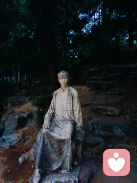 《荷塘月色》-朱自清
这几天心里颇不宁静今晚在院子里坐着乘凉，忽然想起日日走过的荷塘，在这满月的光里，总该另有一番样子吧。月亮渐渐地升高了，墙外马路上孩子们的欢笑，已经听不见了；妻在屋里拍着闰儿，迷迷糊糊地哼着眠歌。我悄悄地披了大衫，带上门出去。
沿着荷塘是一条曲折的小煤屑路。这是一条幽僻的路；白天也少人走夜晚更加寂寞。荷塘四面，长着许多树，蓊蓊郁郁的。路的一旁，是些杨柳，和一些不知道名字的树。没有月光的晚上，这路上阴森森的，有些怕人。今晚却很好，虽然月光也还是淡淡的
路上只我一个人背着手踱着。这一片天地好像是我的；我也像超出了平常的自己，到了另一个世界里。我爱热闹，也爱冷静；爱群居，也爱独处。像今晚上，一个人在这苍茫的月下，什么都可以想，什么都可以不想，便觉是个自由的人。白天里一定要做的事，一定要说的话，现在都可不理。这是独处的妙处，我且受用这无边的荷香月色好了
曲曲折折的荷塘上面，弥望的是田田的叶子。叶子出水很高，像亭亭的舞女的裙。层层的叶子中间，零星地点缀着些白花，有袅娜地开着的，有羞涩地打着朵儿的；正如一粒粒的明珠又如碧天里的星星，又如刚出浴的美人。微风过处，送来缕缕清香，仿佛远处高楼上渺茫的歌声似的。这时候叶子与花也有一丝的颤动，像闪电般，霎时传过荷塘的那边去了。叶子本是肩并肩密密地挨着，这便宛然有了一道凝碧的波痕。叶子底下是脉脉的流水，遮住了，不能见一些颜色；而叶子却更见风致了
月光如流水一般，静静地泻在这一片叶子和花上。薄薄的青雾浮起在荷塘里。叶子和花仿佛在牛乳中洗过一样；又像笼着轻纱的梦。虽然是满月，天上却有一层淡淡的云，所以不能朗照；但我以为这恰是到了好处，酣眠固不可少，小睡也别有风味的。月光是隔了树照过来的，高处丛生的灌木，落下参差的斑驳的黑影，峭楞楞如鬼一般；弯弯的杨柳的稀疏的倩影，却又像是画在荷叶上。塘中的月色并不均匀；但光与影有着和谐的旋律，如梵婀玲上奏着的名曲
荷塘的四面，远远近近高高低低都是树，而杨柳最多。这些树将一片荷塘重重围住；只在小路一旁，漏着几段空隙，像是特为月光留下的。树色一例是阴阴的，乍看像一团烟雾；但杨柳的丰姿，便在烟雾里也辨得出。树梢上隐隐约约的是一带远山，只有些大意罢了。树缝里也漏着一两点路灯光，没精打采的，是渴睡人的眼。这时候最热闹的要数树上的蝉声与水里的蛙声；但热闹是它们的我什么也没有
1927.7北京清华园配图