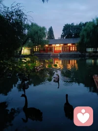 《荷塘月色》-朱自清
这几天心里颇不宁静今晚在院子里坐着乘凉，忽然想起日日走过的荷塘，在这满月的光里，总该另有一番样子吧。月亮渐渐地升高了，墙外马路上孩子们的欢笑，已经听不见了；妻在屋里拍着闰儿，迷迷糊糊地哼着眠歌。我悄悄地披了大衫，带上门出去。
沿着荷塘是一条曲折的小煤屑路。这是一条幽僻的路；白天也少人走夜晚更加寂寞。荷塘四面，长着许多树，蓊蓊郁郁的。路的一旁，是些杨柳，和一些不知道名字的树。没有月光的晚上，这路上阴森森的，有些怕人。今晚却很好，虽然月光也还是淡淡的
路上只我一个人背着手踱着。这一片天地好像是我的；我也像超出了平常的自己，到了另一个世界里。我爱热闹，也爱冷静；爱群居，也爱独处。像今晚上，一个人在这苍茫的月下，什么都可以想，什么都可以不想，便觉是个自由的人。白天里一定要做的事，一定要说的话，现在都可不理。这是独处的妙处，我且受用这无边的荷香月色好了
曲曲折折的荷塘上面，弥望的是田田的叶子。叶子出水很高，像亭亭的舞女的裙。层层的叶子中间，零星地点缀着些白花，有袅娜地开着的，有羞涩地打着朵儿的；正如一粒粒的明珠又如碧天里的星星，又如刚出浴的美人。微风过处，送来缕缕清香，仿佛远处高楼上渺茫的歌声似的。这时候叶子与花也有一丝的颤动，像闪电般，霎时传过荷塘的那边去了。叶子本是肩并肩密密地挨着，这便宛然有了一道凝碧的波痕。叶子底下是脉脉的流水，遮住了，不能见一些颜色；而叶子却更见风致了
月光如流水一般，静静地泻在这一片叶子和花上。薄薄的青雾浮起在荷塘里。叶子和花仿佛在牛乳中洗过一样；又像笼着轻纱的梦。虽然是满月，天上却有一层淡淡的云，所以不能朗照；但我以为这恰是到了好处，酣眠固不可少，小睡也别有风味的。月光是隔了树照过来的，高处丛生的灌木，落下参差的斑驳的黑影，峭楞楞如鬼一般；弯弯的杨柳的稀疏的倩影，却又像是画在荷叶上。塘中的月色并不均匀；但光与影有着和谐的旋律，如梵婀玲上奏着的名曲
荷塘的四面，远远近近高高低低都是树，而杨柳最多。这些树将一片荷塘重重围住；只在小路一旁，漏着几段空隙，像是特为月光留下的。树色一例是阴阴的，乍看像一团烟雾；但杨柳的丰姿，便在烟雾里也辨得出。树梢上隐隐约约的是一带远山，只有些大意罢了。树缝里也漏着一两点路灯光，没精打采的，是渴睡人的眼。这时候最热闹的要数树上的蝉声与水里的蛙声；但热闹是它们的我什么也没有
1927.7北京清华园配图