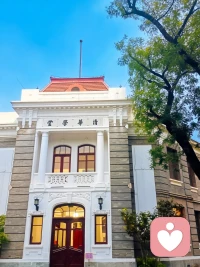 校园秋色关不住
【中文】学会欣赏微小的美好，是治愈内心疲惫最好的方式。我们总习惯追逐宏大遥远的目标，却忽略身边触手可及的温柔。一阵晚风，一束阳光，一片落叶，一句真诚问候，都是生活馈赠的礼物。幸福很少藏在遥不可及的终点，更多散落在日常细碎的瞬间。拥有发现美好的眼睛，就算日子平淡，内心也不会荒芜。
【英文】Learning to appreciate small beauties is the best way to heal tired hearts. We are always used to chasing grand and distant goals while ignoring the tenderness within our reach. An evening breeze, a ray of sunshine, a fallen leaf, a sincere greeting, all are gifts from life. Happiness rarely hides in unreachable destinations; it scatters more in trivial daily moments. If you have eyes to discover beauty, your heart will never be barren even if days are plain.
——普鲁斯特《追忆似水年华》配图