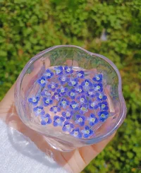 时光划过流年，酒暖，花深。
蔷薇满架花开，春暮，夏来。
在温柔的时光里，念一个人，折一枝花，咏叹光阴深浅。配图