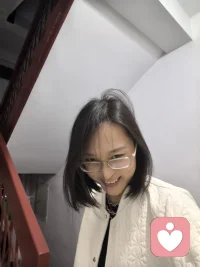 昨晚带小孔同学练习完立定跳远回来，她突然凑过来，笑着指我的头顶：“妈妈，你看，你有呆毛了耶，好可爱。”顺手拍下了这张照片。我凑过去看，看着照片里头发乱飞、甚至带着些许疲惫的自己，却在她的眼睛里看到了不加掩饰的欢喜与接纳。

       在咨询室里，我常陪伴来访者练习“自我关怀”。我们总是习惯去修剪那些不完美的“呆毛”，苛责自己不够精致、不够从容。但今天，我的小姑娘教会了我：那些偶尔冒出来的小凌乱、小瑕疵，其实也是生命鲜活可爱的证明。

       今天也许依然会有很多事情要忙，也许依然会辛苦，但记请得给自己一个拥抱。
       你比自己想象的更勇敢，也更值得被爱。[咖啡]✨配图
