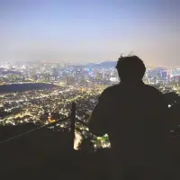 如果你遇到一個很愛的人，但害怕沒有結果，還要去愛嗎？村上春樹曾經說過：如果你愛一個人，就不要害怕結果，在你能愛的時候，用力去愛，因為不是每個人，都能遇到一個很愛很愛的人。縱使結局不如意、遇見已是上上簽。配圖