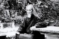 近代高僧虛云禪師：120歲臨終前留下一字遺言：戒！
坐閱五帝四朝，不覺滄桑幾度；受盡九磨十難，了知世事無常。——虛云禪師！

縱欲之樂憂患隨焉，人生有度過則成災。
欲望是個無底洞，很容易讓你深陷其中，所付出的代價無法衡量。從自己做起從現(xiàn)在做起，無欲無求無欲無爭，只有少欲知足才能體會到輕松自在，才能收獲愉悅平淡的人生。配圖