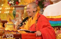 圣空法師開示：精神失常、自閉、抑郁等是怎么來的?
　　 你們都問我怎么修行，我說了，我什么想法都沒有，平常心做平常事，做一個平常人吃喝拉撒睡全都清楚明白。精神失常、自閉癥、抑郁癥等，都是把這些想法、念頭不停地在自己腦海里翻，最終，這個現象、這個念頭就把他困住了，他已經沒有能力走出來了，只能被困在這現象里，我們就叫精神失常了、自閉了、不正常了，再嚴重的，就是他一個人自言自語，困在這個境界里，其實，都沒有一個真實的。配圖