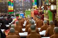 圣空法師開示：精神失常、自閉、抑郁等是怎么來的?
　　 你們都問我怎么修行，我說了，我什么想法都沒有，平常心做平常事，做一個平常人吃喝拉撒睡全都清楚明白。精神失常、自閉癥、抑郁癥等，都是把這些想法、念頭不停地在自己腦海里翻，最終，這個現象、這個念頭就把他困住了，他已經沒有能力走出來了，只能被困在這現象里，我們就叫精神失常了、自閉了、不正常了，再嚴重的，就是他一個人自言自語，困在這個境界里，其實，都沒有一個真實的。配圖