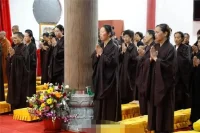 圣空法師開示：精神失常、自閉、抑郁等是怎么來的?
　　 你們都問我怎么修行，我說了，我什么想法都沒有，平常心做平常事，做一個平常人吃喝拉撒睡全都清楚明白。精神失常、自閉癥、抑郁癥等，都是把這些想法、念頭不停地在自己腦海里翻，最終，這個現象、這個念頭就把他困住了，他已經沒有能力走出來了，只能被困在這現象里，我們就叫精神失常了、自閉了、不正常了，再嚴重的，就是他一個人自言自語，困在這個境界里，其實，都沒有一個真實的。配圖