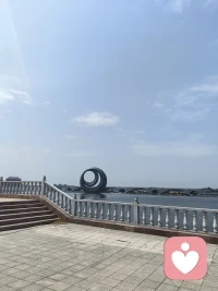 现实疗法十分注重承担责任对于个人成长的重要性，并将其当作心理咨询的核心，强调人只有积极面对现实，才能承担责任，获得成功的认同。在操作方法上，“现实疗法十分强调面质，制订具体计划，不接纳借口，不用惩罚等技巧。