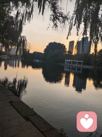人既是理性的，又是非理性的。人的精神烦恼和情绪困扰大多来自于其思维中不合理，不符合逻辑的信念。它使人逃避现实、自怨自艾，不敢面对现实中的挑战，当人们长期坚持某些不合理 的信念时，便会导致不良情绪体验。而当人们接受更加理性 与合理的信念时，其焦虑与其他不良情绪就会得到缓解。