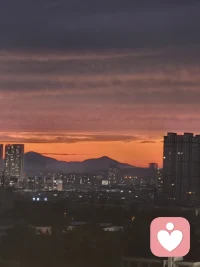 人的不合理信念主要有三个特征：
1绝对化要求，即对人或事都有绝对化的期望与要求．
2“过分概括，即对一件小事做出夸张、以偏概全的反应；
3“糟糕透项，即对一些挫折与困难作出强烈反应，并产生严重的不良情绪体验。
凡此种种，都易使人对挫折与精神困扰作出自暴自弃、自怨自艾的反应。