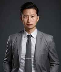 青少年生活通常充滿了成長(zhǎng)和變化。在這個(gè)階段，青少年會(huì)經(jīng)歷身體、心理和社會(huì)方面的發(fā)展。

青少年時(shí)期是探索自我身份和興趣的時(shí)期。他們開(kāi)始對(duì)自己的興趣愛(ài)好、價(jià)值觀和未來(lái)目標(biāo)有更深入的思考。學(xué)習(xí)、社交活動(dòng)、課外活動(dòng)和體育運(yùn)動(dòng)等都是他們生活中的重要組成部分。

與朋友和同齡人的交往對(duì)青少年來(lái)說(shuō)也非常重要。他們可能會(huì)花更多時(shí)間與朋友在一起，通過(guò)社交媒體和面對(duì)面的互動(dòng)來(lái)建立和維護(hù)人際關(guān)系。

同時(shí)，青少年也面臨著各種挑戰(zhàn)和壓力，如學(xué)業(yè)壓力、家庭問(wèn)題、社交困擾和自我認(rèn)同等。在這個(gè)時(shí)期，家庭和學(xué)校的支持對(duì)于他們的健康成長(zhǎng)至關(guān)重要。

青少年生活是豐富多彩的，但也可能伴隨著一些困難和不確定性。給予青少年適當(dāng)?shù)闹笇?dǎo)和支持，可以幫助他們順利度過(guò)這個(gè)階段，發(fā)展成為獨(dú)立、有責(zé)任感的成年人。每個(gè)青少年的經(jīng)歷都是獨(dú)特的，所以具體的生活會(huì)因個(gè)人差異而有所不同。配圖