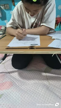 親子教育是父母或其他監護人與孩子之間的教育互動，對孩子的成長和發展起著重要作用。它可以幫助孩子建立良好的人際關系、培養自信心和責任感，同時也有助于促進孩子的智力和情感發展。

在親子教育中，溝通是關鍵。父母應該與孩子保持良好的溝通，傾聽他們的想法和感受，并給予積極的反饋和支持。此外，父母還可以通過閱讀、游戲、戶外活動等方式與孩子共度時光，增進親子關系。

親子教育也需要注重培養孩子的獨立性和自主性。父母可以適當給予孩子一些自主權，讓他們在安全的環境中嘗試和學習，培養解決問題的能力。

另外，榜樣的力量也是親子教育中的重要因素。父母要以身作則，展示積極的行為和價值觀，成為孩子學習的榜樣。

如果你想了解更多關于親子教育的具體方法或有其他相關問題，歡迎繼續向我提問。配圖