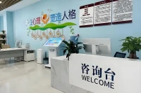 干活员工累兮兮,薪资却没玩乐齐。
玩乐员工耍心机，暗地使坏把人欺。
工作场上理当宜，劳者多得是正理。
如今怪象让人急,公正早临莫延迟。