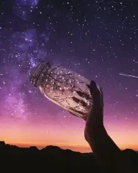 不要太乖，不想做的事可以拒绝，做不到的事不用勉强，不喜欢的话假装没听见，你的人生不是用来讨好别人，而是善待自己。配图