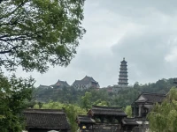 中國有句俗語，叫“哪個雨點能輪到你的頭上”。雨點，好運也。昨日，高考的第一天，祥雨按時降臨，好兆頭。蒼天為考生加油鼓勁，菩薩點惠露選驕子。高考時間選的真棒，與天意同心，與道共頻，玄之又玄，眾妙之門也。中華定出多多優秀兒女，民之必福，國之必強。配圖