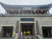中國有句俗語，叫“哪個雨點能輪到你的頭上”。雨點，好運也。昨日，高考的第一天，祥雨按時降臨，好兆頭。蒼天為考生加油鼓勁，菩薩點惠露選驕子。高考時間選的真棒，與天意同心，與道共頻，玄之又玄，眾妙之門也。中華定出多多優秀兒女，民之必福，國之必強。配圖