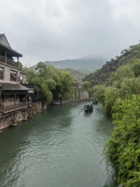 中國有句俗語，叫“哪個雨點能輪到你的頭上”。雨點，好運也。昨日，高考的第一天，祥雨按時降臨，好兆頭。蒼天為考生加油鼓勁，菩薩點惠露選驕子。高考時間選的真棒，與天意同心，與道共頻，玄之又玄，眾妙之門也。中華定出多多優秀兒女，民之必福，國之必強。配圖