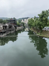 中國有句俗語，叫“哪個雨點能輪到你的頭上”。雨點，好運也。昨日，高考的第一天，祥雨按時降臨，好兆頭。蒼天為考生加油鼓勁，菩薩點惠露選驕子。高考時間選的真棒，與天意同心，與道共頻，玄之又玄，眾妙之門也。中華定出多多優秀兒女，民之必福，國之必強。配圖
