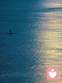 为什么好人没好报？
心理学发现，答案可能藏在一个令人震惊的真相里：有些“好”，其实是“攻击”的伪装。

许多“老好人”表面上与人为善，但内心却充满委屈与愤怒。他们下意识地认为：“我都对你这么好了，你也必须回报我。”当期待落空，这份怨气就会转化为无形的攻击。比如，不停付出后的冷脸，或者那句常见的“我为你做了这么多，你怎么能这样？”

这在心理学上被称为“被动攻击”。看似是“给予”，实则是“索取”；看似在“示弱”，实则在“施压”。这种能量，对方完全能感受到，并本能地想要远离。最终，付出者因期待落空而痛苦，接受者因感到被绑架而想逃离——这正是很多人眼中的“没好报”。

真正的善意，内核应是“无条件的”——给予是因为我有余力，而不是为了兑换人情。只有当你的好不带钩子时，世界回馈你的，才会是轻盈的温暖。