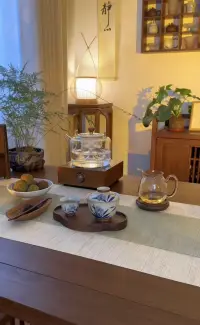為什么別人不幫你？
小事幫你，是認可你這個人，大事幫你，是認可你未來的價值，別人不幫你，是真的認為，你沒有幫的價值，?以前對你不好的人，現在慢慢對你好了，不是他們良心發現了，而是他們需要你了…
?利益到位，陌生人就是朋友，利益消失，朋友就是陌生人，人走茶涼，是自然規律，人沒走，茶就涼，是世態炎涼…
?心中有光，慢行亦遠，志在頂峰，何懼山高路遠，最好的風景，往往在攀登的路上，最深的領悟，常常在磨礪之后，?不要向任何東西低頭，該怎么生活，全憑自己努力和選擇，不要盡力而為，而要全力以赴，即使我們沒有出色的外表和能力，也要有壓倒一切的霸氣，用自己的光，照亮自己的路…
自棄者扶不起，自強者打不倒，這個世界上沒有什么可以真正將你擊倒，除非你自己放棄，天行健，君子以自強不息，未來的路還有很長，敢拼搏、能自立，成為內心強大的人…
借用導航里的一句話，盡管前方擁堵，但您仍處在最優路線上，現在的你可能過得特別難，但這只是在走一段上坡路，你仍是處在通往成功的最佳路線上，只要你不放棄，前方就是終點…
醫書里說有兩樣東西是最好的靈丹妙藥，一個是開心的笑容，一個是睡個飽覺，您覺得呢？配圖