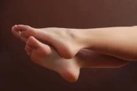 戀足癖，又被稱為足癖（footfetishes），是一種性偏好障礙。

常見于男性，并且大部分病癥在青春期初次顯現。患者會通過擺弄、撫觸異性的足部，或收集異性的鞋襪等方式獲得性喚起、性快感或性滿足，有時甚至對正常性行為產生回避。

戀足癖的主要癥狀包括使用各種手段獲取異性的鞋子、絲襪等物品，通過嗅聞、撫摸這些物品，或撫摸、嗅聞、吸吮異性足部來滿足性需求。同時，戀足癖患者經常伴有手淫，會影響正常性愛的質量，甚至可能對正常性生活不感興趣。
此外，這種行為使患者感到困擾，因此習慣性的會伴隨有抑郁、焦慮等情緒出現

凡事是兩面性，你如果有戀足行為，不用過于焦慮，有什么困惑可以聯系我，給你提供有效的幫助。配圖