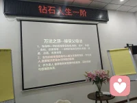 楊絳先生告誡我們：
“和周圍人搞好關系的秘訣就是，不要和他們分享任何成功的喜悅，和任何開心的事兒！”
言多必失，嘴快惹禍。
人活于世，一定要有“不說”的智慧，修一張富貴嘴，慢慢你會越來越富貴！配圖