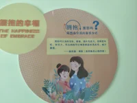 其实人生怎么选择都有遗憾，你要接受那些一切没有你想的圆满，那些走错的路，   看错的人，唯有好好爱自己是终身浪漫，余生路很长不能总一直回头看，余生的路很长你要往前看。