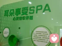 “今天想分享一個溝通中的‘萬能鑰匙’：積極傾聽。真正的傾聽，不是等著自己說話，而是全身心去理解對方的情緒和需求。當你感覺和某人溝通不暢時，先嘗試重復他的最后一句話：‘所以你的意思是…？’ 奇跡往往就此發生。