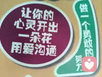 “今天想分享一個溝通中的‘萬能鑰匙’：積極傾聽。真正的傾聽，不是等著自己說話，而是全身心去理解對方的情緒和需求。當你感覺和某人溝通不暢時，先嘗試重復他的最后一句話：‘所以你的意思是…？’ 奇跡往往就此發生。