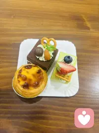 你的心事,值得被温柔接住。我们不做裁判,只做你心灵的翻译官。伤口是光进入内心的缝隙。黑夜再长,也有我们举灯同行。从破碎到完整,我们陪你重新拼合自己。心若向阳,无谓悲伤;我们助你找到那束光。配图