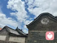 人生海海，山山而川，不过尔尔，困住自己的从来不是山，而是自己的执念，总有一天，回头看，会发现，轻舟已过万重山！让花成花，让树成树！自己永远是自己的光。配图