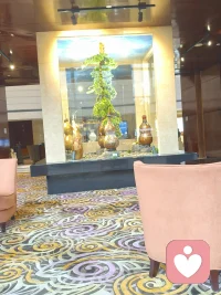 夫妻之间守住这三种距离，日子会越过越舒心。
​1、保持情绪上的距离，别把所有坏情绪都丢给伴侣。
谁的生活都有烦心事，偶尔倾诉没问题，但长期把全部负面感受压在另一半身上，
久而久之对方会刻意回避沟通，夫妻间亲密相处的意愿也会慢慢变淡。多自己消化烦心小事，两个人相处才不会处处有隔阂。
​​2、留出生活上的距离，不用凡事都捆绑在一起。
大多数夫妻误以为恩爱就要形影不离，连对方单独出门交友都要反复追问。
各自保留爱好与独处的时间，不用强行捆绑彼此的生活，留有松弛感，两性之间才不会生出厌烦，日常矛盾会少一大半。
​​3、把控期待上的距离，别用完美标准要求另一半。
夫妻吵架，很多都是源于对伴侣抱有理想化期待，总要求对方精准读懂自己的心思。
每个人都有自身难处，做不到面面俱到，过高的期待不仅会积攒委屈，也会消磨彼此亲密相处的心意，放平期待，自然少很多失落。
​​懂得协调好情绪、生活与期待的分寸，两个人的日子才能过得顺心长久。
你们认为夫妻之间该怎样把握相处距离呢？