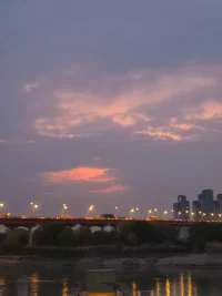 完美主义是糖衣毒药：中年人最该戒掉的英雄瘾~

四十不惑是世上最大的谎言。此刻盯着手机的你，或许正被房贷、父母体检报告、孩子的期末成绩三面夹击。我们这代人从小被灌输了太多英雄叙事：要当职场超人、完美家长、孝顺子女。但中年最大的顿悟，是发现所有光鲜人设都成了枷锁。那些深夜加班时颤抖的手，辅导作业时失控的怒吼，父母病床前漏接的电话，都在提醒你：英雄剧本根本不存在。真正的成长，是敢在人生中场撕掉必须完美的标签，允许自己做个会跌倒的凡人。
#戒掉完美主义配图