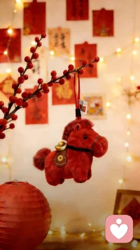 新年第一天，收到很多祝福了吧？被红包雨眩晕了吧！🧧

新的一年，不论你几岁，愿你成为自己心中的模样——不是他人眼里的样子。

愿你眼里有光，在热爱里昂扬；有智慧傍身，有勇气加持。
成为自己，活出自己，有能力选择自己喜欢的方式，过这一生。

记得时常对自己说：爱你，老几！

新年快乐，愿我们都能成为本就拥有的那个自己。✨

#​艺心贺上[合十]配图