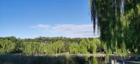健康與不健康的憤怒
一般來說，憤怒可以分為健康的憤怒和不健康的憤怒兩種類型。概括地說，憤怒的健康與否取決于憤怒的目的、類型和結(jié)果是正面的還是負(fù)面的。
健康的憤怒=積極的憤怒
健康的憤怒具有下述特點(diǎn)。
◎是一種合乎情境的憤怒反應(yīng)。
◎有助于在遇到困難和挑戰(zhàn)時(shí)產(chǎn)生積極的結(jié)果，但可能導(dǎo)致你過分自信。
◎使你在困難時(shí)有效地調(diào)節(jié)自己。
◎是能夠得到表達(dá)的，但不從眾。
◎幫助你改正錯(cuò)誤。
◎它非常靈活，不阻止你思考。
◎并不妨礙你傾聽別人。
◎不會使你立即完全失控。
◎使你懂得事情背后的原因可能與你想的無關(guān)。
不健康的憤怒=消極的憤怒
不健康的憤怒具有下述特點(diǎn)。
◎是一種不合乎情境的反應(yīng)。
◎在遇到困難和挑戰(zhàn)的情況下導(dǎo)致負(fù)面結(jié)果。
◎會使你在情況危急時(shí)難以保護(hù)自己——可能會使你帶有攻擊性。
◎會有從眾行為。
◎妨礙你糾正錯(cuò)誤。
◎它死板、苛刻、不靈活，妨礙你思考。
◎妨礙你傾聽別人。
◎能夠讓你瞬間失控，并且失去興趣。
◎可能會使你生悶氣或策劃報(bào)復(fù)，并可能會在很長一段時(shí)間內(nèi)惡化。
◎使你不懂或者不相信事物背后的原因與你無關(guān)（固執(zhí)的）。配圖