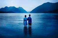 婚姻被譽為人生的重要里程碑，象征著兩個個體在感情、責任和生活上的結合。然而，隨著婚姻生活的推進，不少夫妻逐漸陷入沉默，溝通變得稀少甚至中斷，這種現象在心理學上被稱為“婚姻失語癥”。配圖
