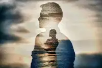 心理咨询师是一项充满挑战和责任的工作。‌在这个过程中，‌心理咨询师需要具备多方面的能力和素质，‌以确保能够有效地帮助咨访者解决问题，‌促进其心理成长和变革。
      理解和尊重是‌心理咨询师在与咨访者的交流中起码的素质，‌通过倾听和接纳咨访者的感受和体验，‌建立起信任和亲近感。‌通过倾听咨访者的倾诉和感受，‌帮助咨访者深入了解自己的内在需求、‌自我认知和行为模式，‌有助于发现潜在的问题、‌信念和价值观，‌并探索可能的解决方案和改变方法。
‌在心理咨询中，‌探索与发现是核心工作。‌通过提问和引导，‌通过共同设定目标，咨访者能够明确自己的期望和需求，‌并制定相应的行动计划，‌提高达成目标的可能性。‌同时‌倾听也对咨访者起到了宣泄和释放情绪的作用，‌有助于情绪的排解和心理的平衡。‌在咨询过程中，确保咨访者的个人信息和谈话内容不被泄露，‌咨询师也需要遵守相关法律法规和行业准则，‌确保咨询过程的安全和合法性。‌这些心得体会不仅体现了心理咨询师的专业素养和工作方法，‌也反映了在帮助咨访者过程中的情感投入和专业成长。‌通过这些体会，‌我看到了自己作为一名心理咨询师在帮助他人解决心理问题的同时，‌也在不断地自我提升和完善。配图