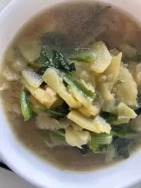 吃點(diǎn)兒健康簡(jiǎn)單的青菜，感受蔬菜本來的味道，感恩大自然的饋贈(zèng)，生活就是這么簡(jiǎn)簡(jiǎn)單單，平平凡凡，普普通通，卻是滿了幸福的滋味。配圖