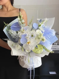 不要向愛人求證愛情，只問自己：這份關(guān)系給自己帶來了由內(nèi)而外的成長、提升、生命的良性變化了嗎？

這就是愛了，愛不需要去問，也不需要分析，愛是內(nèi)在煥然的生命力，外在向上的生長力。

愛是最簡單直白的體驗。配圖
