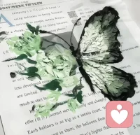 #【心理學小知識】光環效應 
光環效應是一種心理學偏見，指人們傾向于根據某人的一項正面特征推斷其所有其他特質也是積極的。

例如，如果一個人被認為很有魅力，那么人們也可能認為此人更聰明、更成功。

這種效應可能導致在人際交往、招聘或評估他人能力時出現偏差判斷。

意識到光環效應的存在可以幫助我們避免僅基于某一方面的印象來做決定。

在重要的場合，如面試或合作時，應注重全面了解對方的能力和性格，而不是被單一的正面特征所主導。配圖