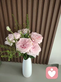 #【心理學(xué)小知識(shí)】 
同理心是指能夠理解并感受他人的情緒和經(jīng)歷的能力。

它不僅僅是同情，更包含了設(shè)身處地為他人著想的過(guò)程。

同理心分為情感同理心和認(rèn)知同理心: 情感同理心是指感受到他人的情緒，而認(rèn)知同理心則是理解他人的觀點(diǎn)和感受。 

培養(yǎng)同理心有助于建立更深刻的人際關(guān)系，促進(jìn)社會(huì)和諧。

通過(guò)傾聽(tīng)、觀察非語(yǔ)言信號(hào)和開(kāi)放性提問(wèn)， 可以更好地理解他人的需求和感受。配圖