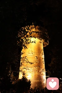 【心理學小知識】色彩心理學

色彩心理學研究顏色如何影響人類的情緒和行為。

 不同的顏色能夠引發不同的情感反應，例如，藍色常被視為平靜和穩定的象征，有助于放松心情；

紅色則代表激情和能量，能激發人的積極性和緊迫感； 

黃色給人以快樂和溫暖的感覺，促進樂觀情緒；

綠色與自然相關聯，有助于緩解壓力，提供舒適感。

 日常生活中，合理運用色彩心理學可以改善居住環境、提高工作效率、優化產品設計等。

了解色彩對心理的影響，可以使我們的生活更加豐富多彩。配圖