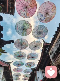 人際關系中，三種扶貧絕對不能做，經濟扶貧、情緒扶貧、能力扶貧。
經濟扶貧眾所周知，我們力量有限，應當先管好自己。情緒扶貧和能力扶貧，是常常被忽略的錯誤行為。
一個人情緒差智力低，這通常是難以改變的事，付出的成本非常高。我們如果妄圖改變他人的能力和情緒，不僅收效甚微，通常還可能讓對方不愉快。
成熟的人永遠是關注自己和投資自己，永遠不為別人的改變去買單。配圖