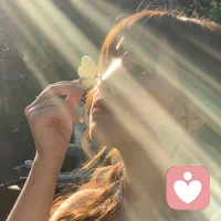 【心理學小知識】光環褪色效應

光環褪色效應指最初因為某個人的一個顯著優點而產生的良好印象，隨著時間推移和更多互動，這種印象逐漸減弱的現象。 

最初，人們可能會因為某人的外貌、才華或成就而對其產生高度的好感，

但隨著深入了解，人們開始注意到對方的其他特質，包括缺點，最初的光環逐漸淡化。

這一過程有助于形成更加真實、全面的人際評價。

光環褪色效應提醒我們，在評價他人時要避免僅憑第一印象下結論，而是應該給予時間和機會，才能更全面了解一個人。
?#心理賦能配圖