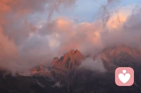 低質(zhì)量的社交，不如高質(zhì)量的獨(dú)處。 飯桌上、酒杯間，都只是逢場(chǎng)作戲。 
中年以后終于明白: 別人記住的是你的實(shí)力，而不是飯桌上的推杯換盞。精簡(jiǎn)社交圈子， 學(xué)會(huì)獨(dú)處，是中年人余生的修行。配圖