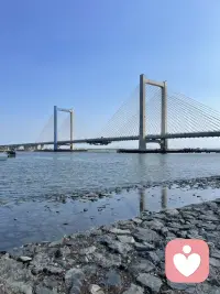 缺愛的人不相信愛，卻一直尋找愛，即便愛在身邊，也不認識，會因為太陌生而不斷的推開，然后繼續努力尋找她自己也不知道的愛。配圖